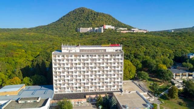 Спальный корпус санатория «Дубрава» у подножия горы Железной — фото 2